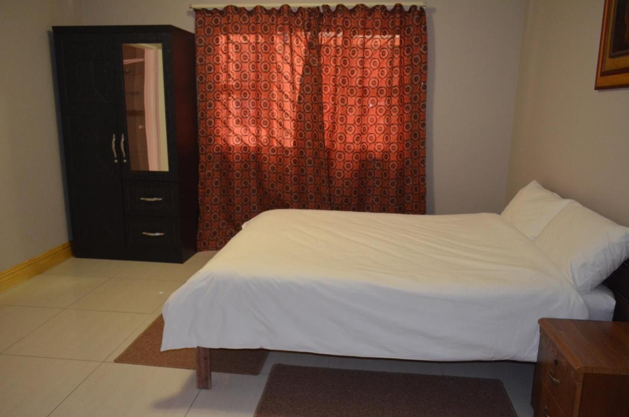 Royal Castle Guest House Windhoek Extérieur photo